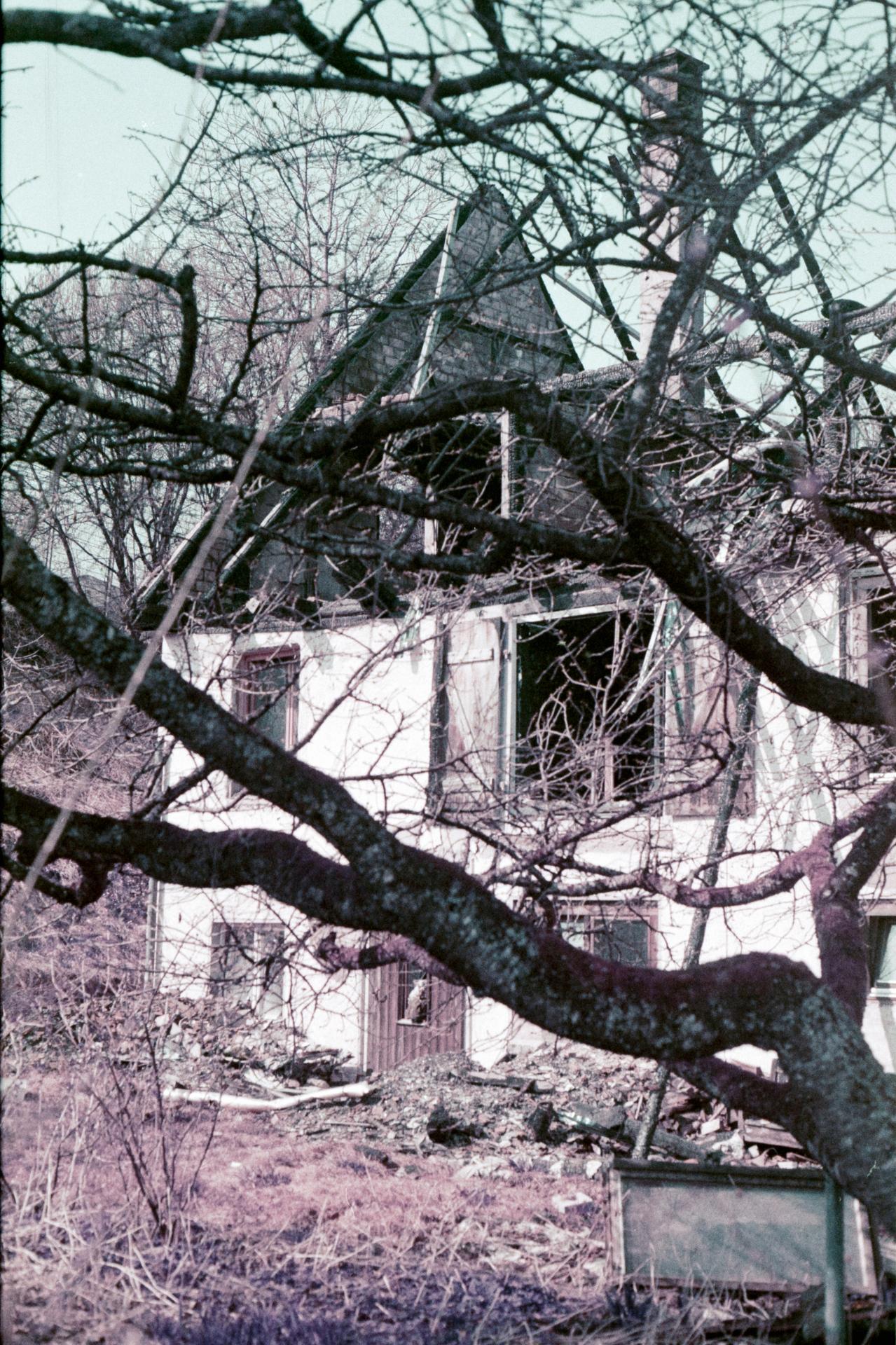 Thumbnail /2022 Bodensee/Lomo Verbranntes Haus.jpg